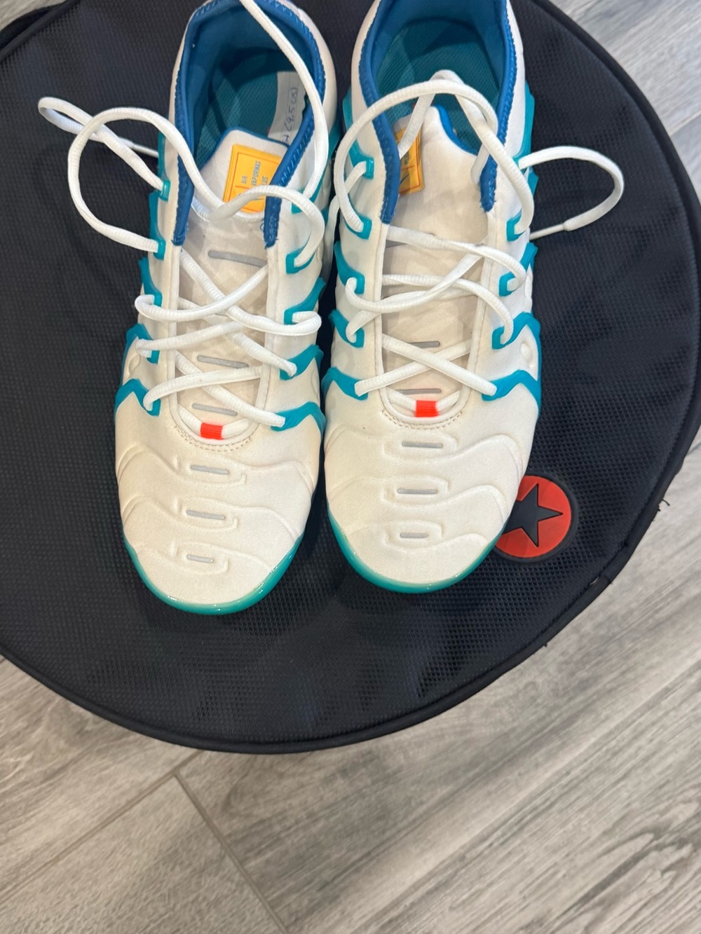 Nike Kids White and Teal Low-Top Sneakers